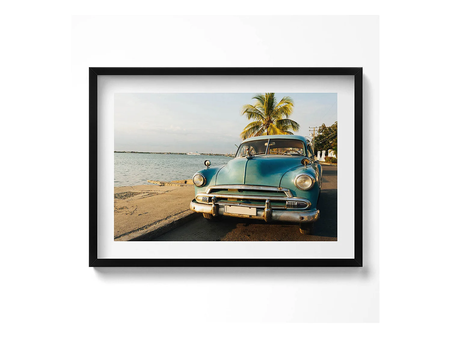 Quadro decorativo con cornice nera, Auto blu in riva al mare 70 x 50 cm – Perfetto per il soggiorno o la camera da letto