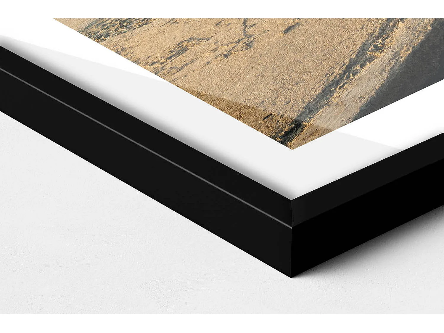 Dekoratives Gemälde mit schwarzem Rahmen, Blaues Auto am Meer 70 x 50 cm – Perfekt für das Wohn- oder Schlafzimmer