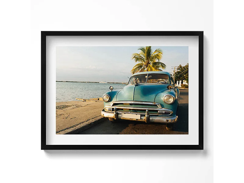 Dekoratives Gemälde mit schwarzem Rahmen, Blaues Auto am Meer 70 x 50 cm – Perfekt für das Wohn- oder Schlafzimmer