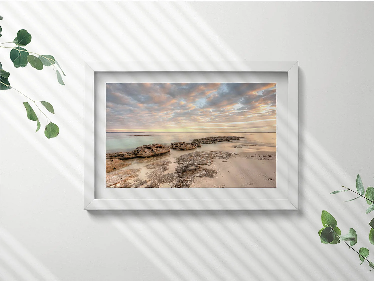 Tableau décoratif avec cadre blanc, Paysage de plage, de mer et de ciel 30 x 20 cm – Parfait pour le salon ou la chambre