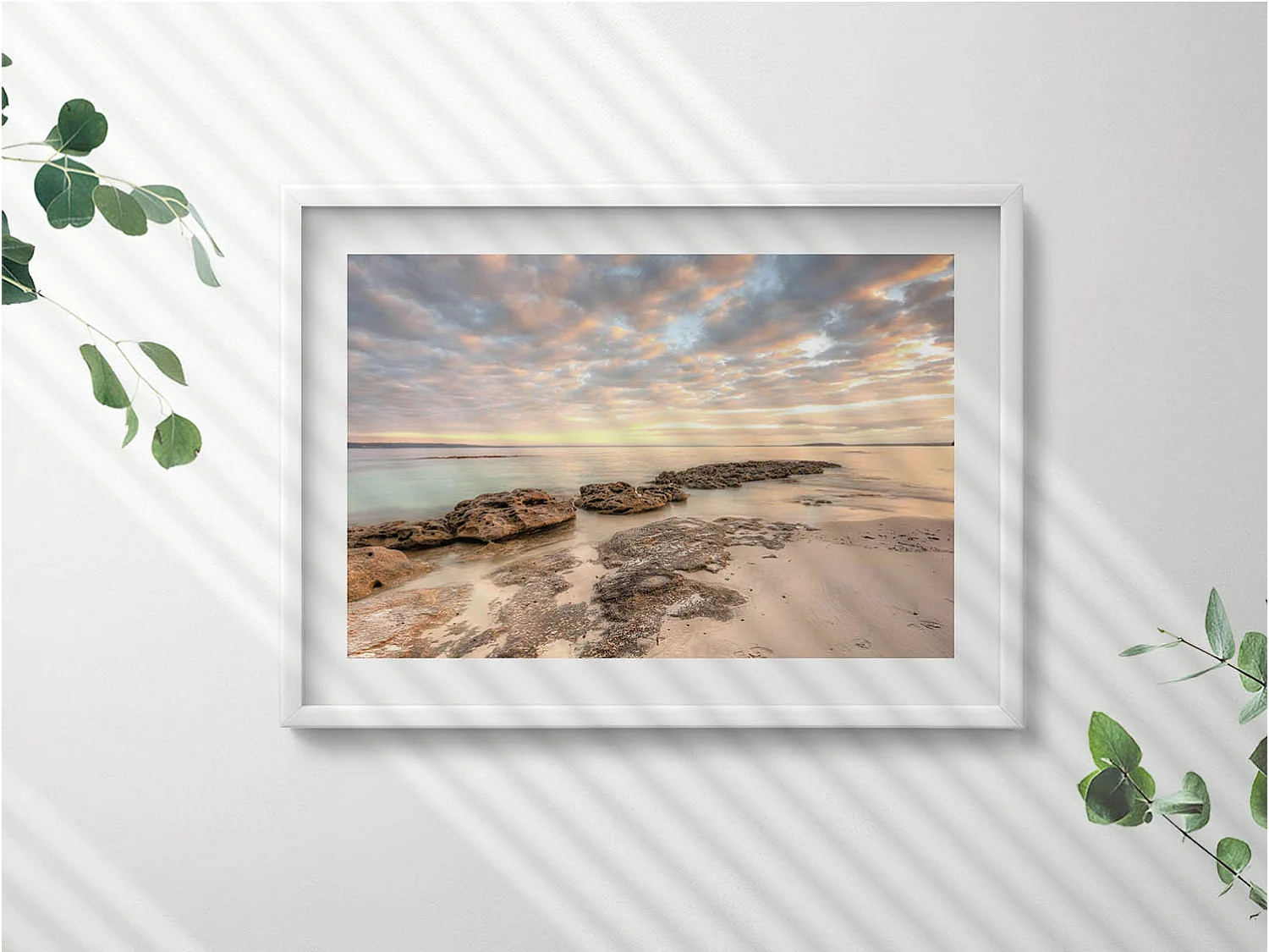 Tableau décoratif avec cadre blanc, Paysage de plage, de mer et de ciel 70 x 50 cm– Parfait pour le salon ou la chambre