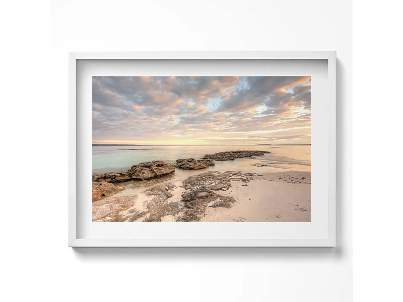 Dekoratives Gemälde mit weißem Rahmen, Strand-, Meeres- und Himmelslandschaft 70 x 50 cm – Perfekt für das Wohn- oder Schlafzimmer