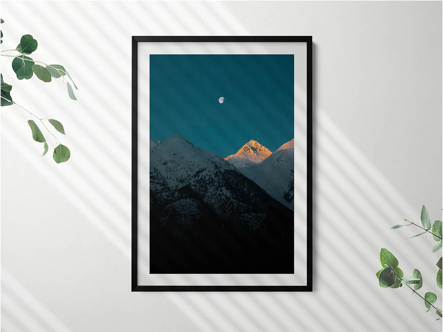 Dekoratives Gemälde mit schwarzem Rahmen, Sonnenuntergang in den Bergen 70 x 100 cm – Perfekt für das Wohn- oder Schlafzimmer