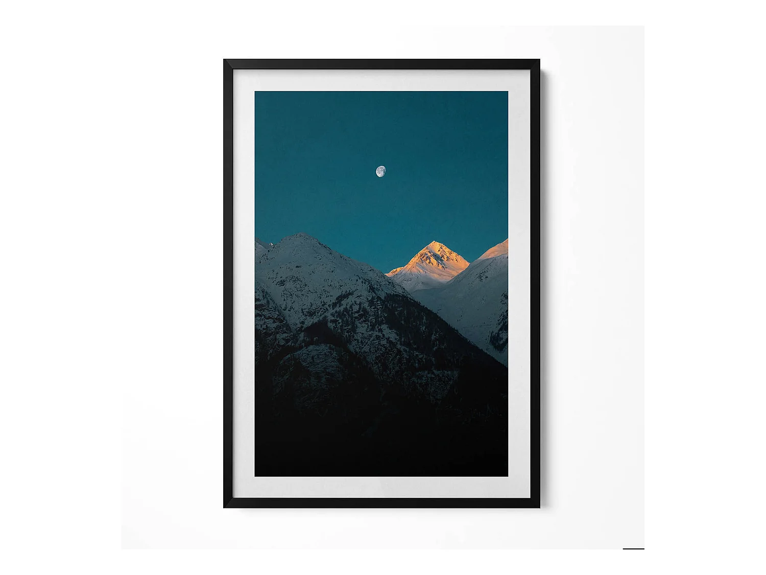 Tableau décoratif avec cadre noir, Coucher de soleil dans les montagnes 70 x 100 cm– Parfait pour le salon ou la chambre
