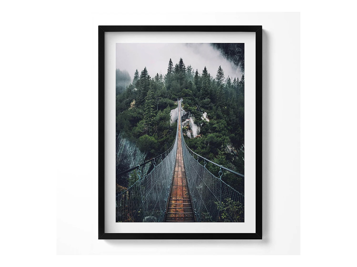 Tableau décoratif avec cadre noir, Pont suspendu au-dessus de la forêt 60 x 80 cm– Parfait pour le salon ou la chambre