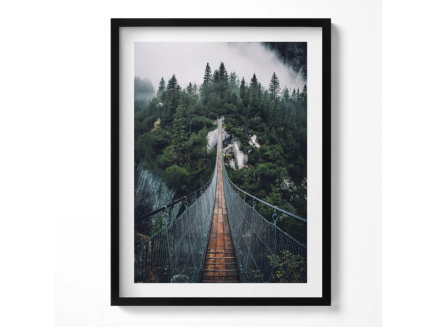 Dekoratives Gemälde mit schwarzem Rahmen, Hängebrücke über den Wald 60 x 80 cm – Perfekt für das Wohn- oder Schlafzimmer