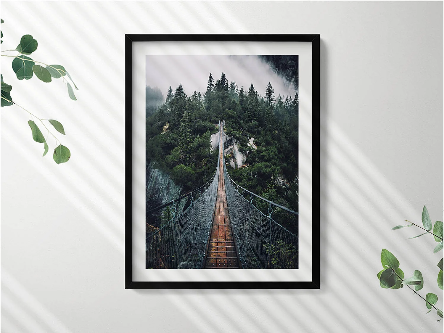 Dekoratives Gemälde mit schwarzem Rahmen, Hängebrücke über den Wald 60 x 80 cm – Perfekt für das Wohn- oder Schlafzimmer