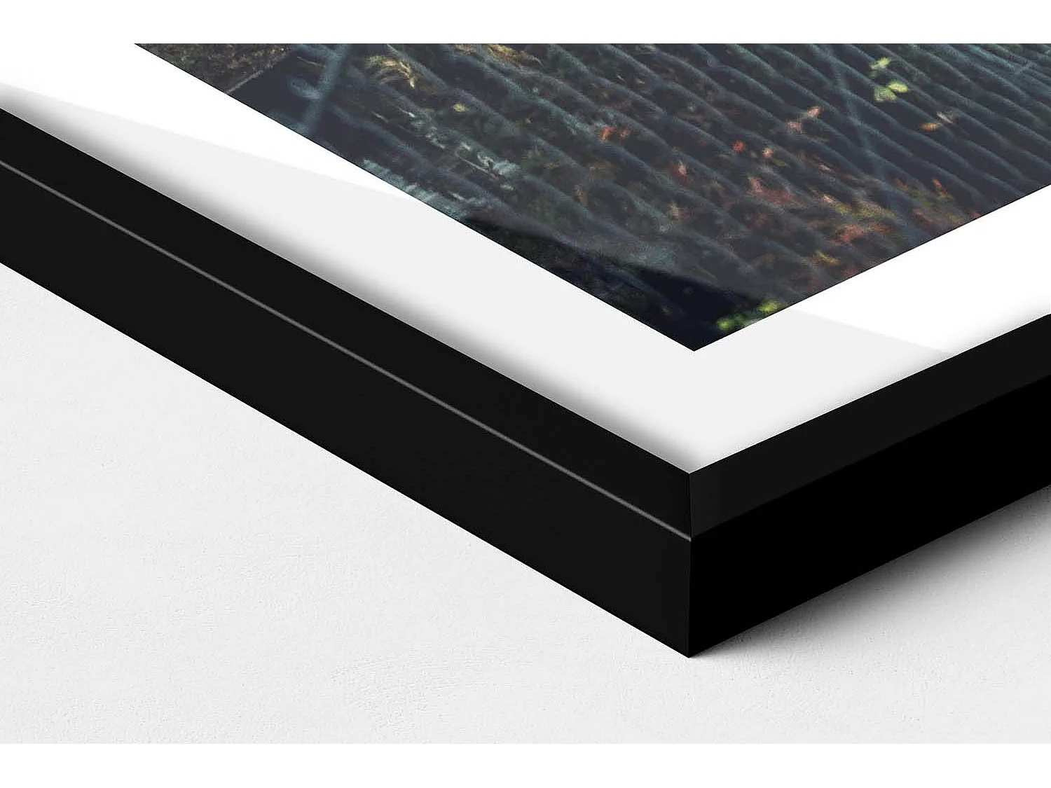 Dekoratives Gemälde mit schwarzem Rahmen, Hängebrücke über den Wald 60 x 80 cm – Perfekt für das Wohn- oder Schlafzimmer