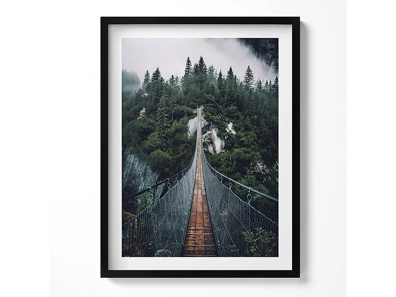 Dekoratives Gemälde mit schwarzem Rahmen, Hängebrücke über den Wald 60 x 80 cm – Perfekt für das Wohn- oder Schlafzimmer