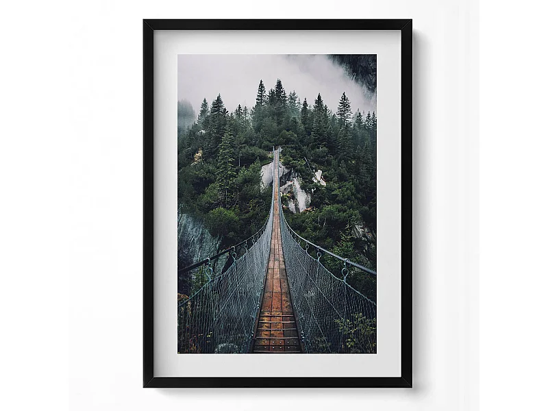Tableau décoratif avec cadre noir, Pont suspendu au-dessus de la forêt 50 x 70 cm– Parfait pour le salon ou la chambre