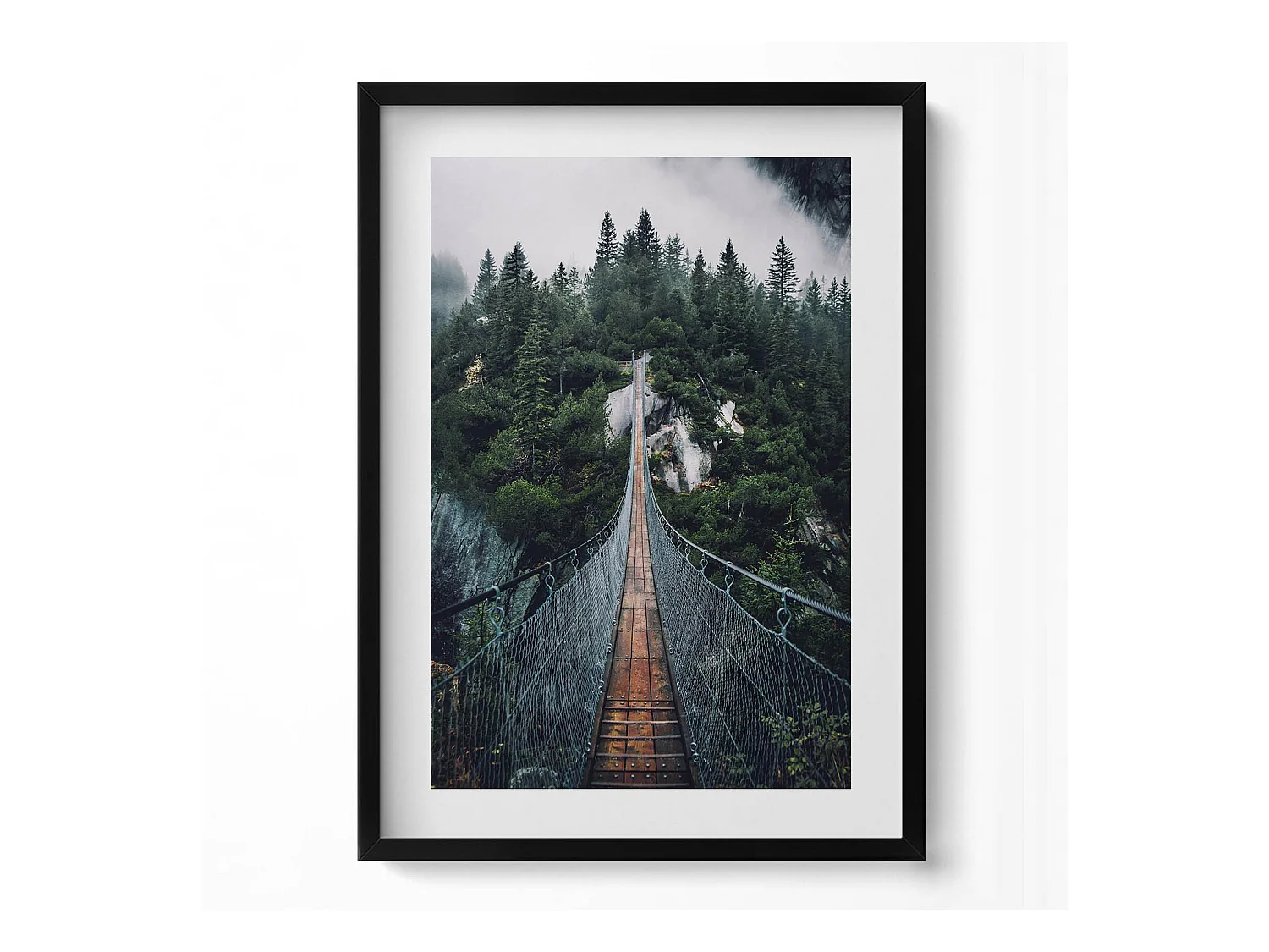 Tableau décoratif avec cadre noir, Pont suspendu au-dessus de la forêt 50 x 70 cm– Parfait pour le salon ou la chambre