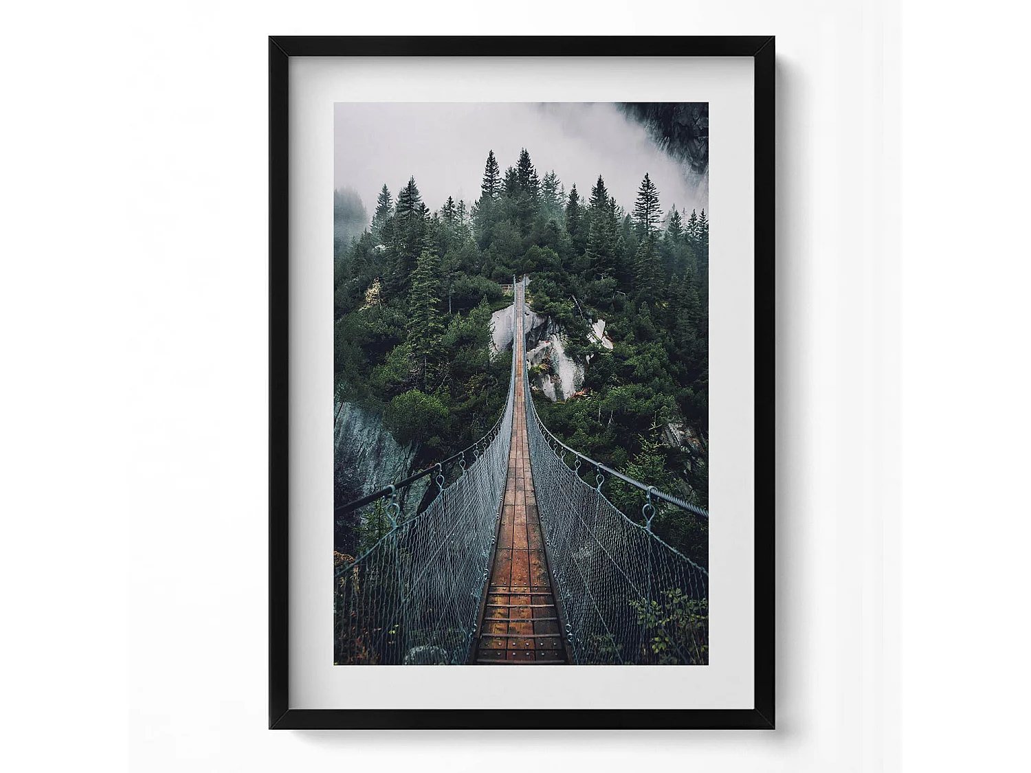 Dekoratives Gemälde mit schwarzem Rahmen, Hängebrücke über den Wald 50 x 70 cm – Perfekt für das Wohn- oder Schlafzimmer
