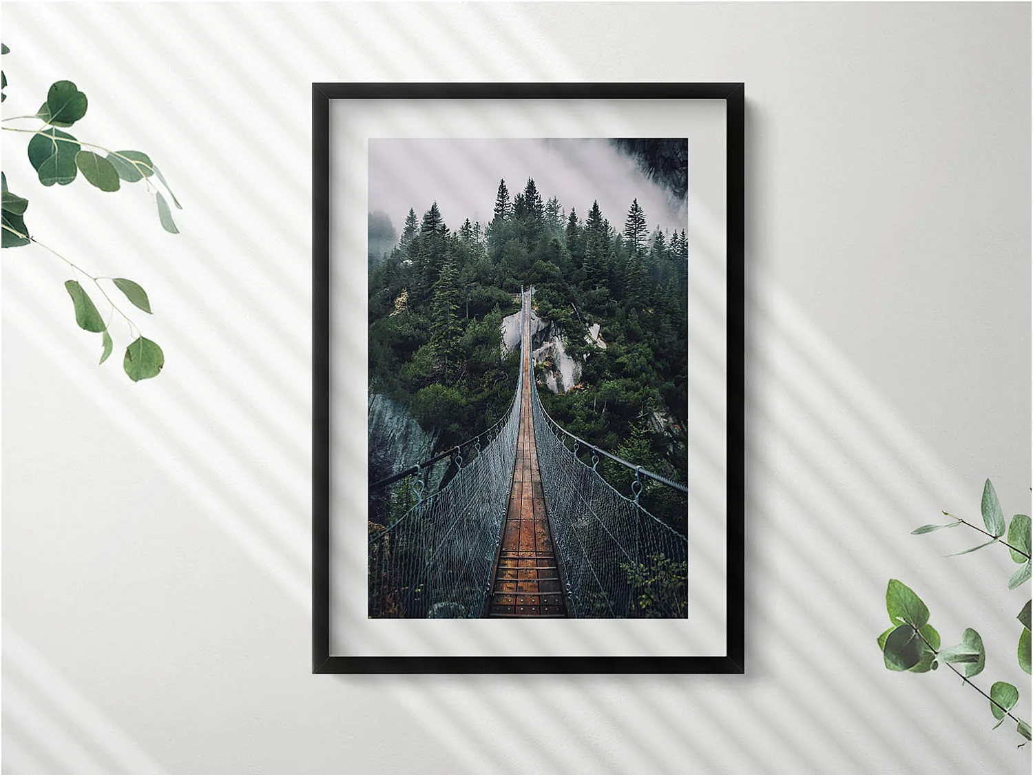 Dekoratives Gemälde mit schwarzem Rahmen, Hängebrücke über den Wald 50 x 70 cm – Perfekt für das Wohn- oder Schlafzimmer