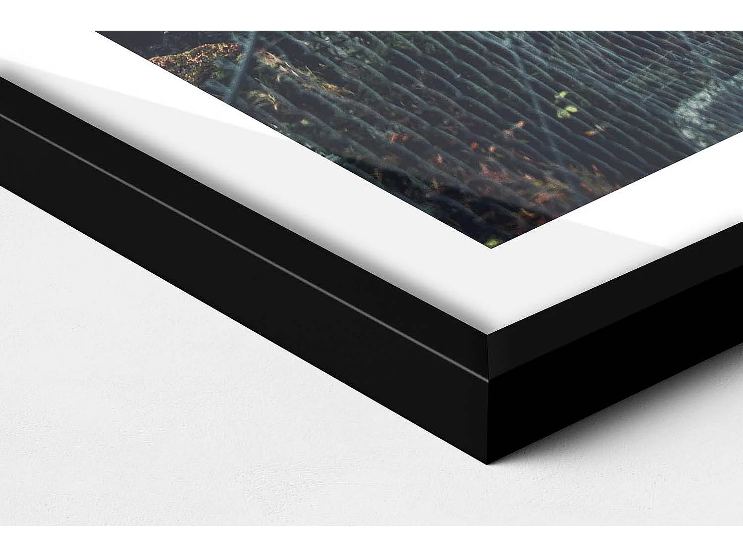 Dekoratives Gemälde mit schwarzem Rahmen, Hängebrücke über den Wald 50 x 70 cm – Perfekt für das Wohn- oder Schlafzimmer