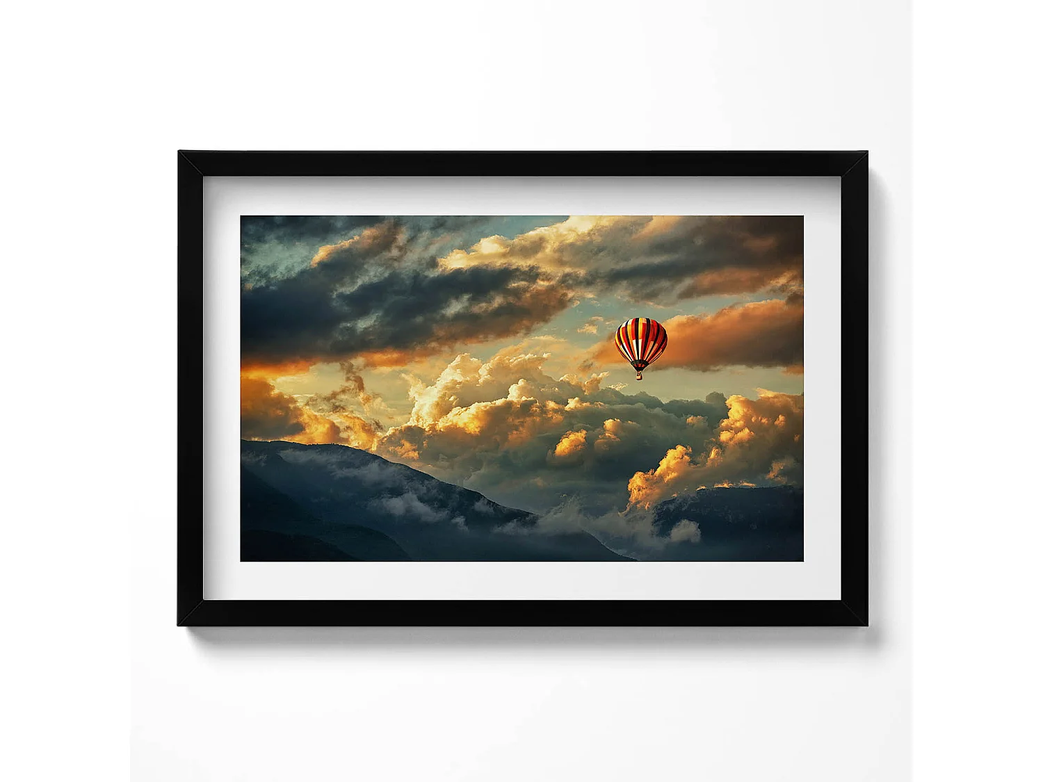 Dekoratives Gemälde mit schwarzem Rahmen, Heißluftballonflug zwischen den Wolken 60 x 40 cm – Perfekt für das Wohn- oder Schlafzimmer