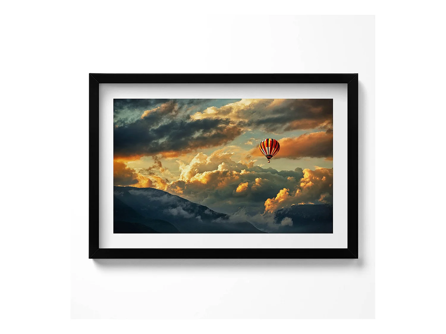 Tableau décoratif avec cadre noir, Vol en montgolfière entre les nuages 60 x 40 cm– Parfait pour le salon ou la chambre