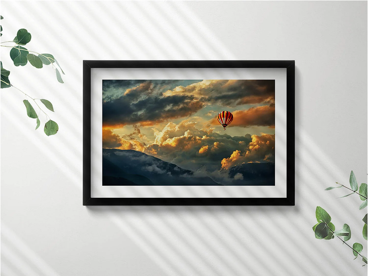 Tableau décoratif avec cadre noir, Vol en montgolfière entre les nuages 60 x 40 cm– Parfait pour le salon ou la chambre
