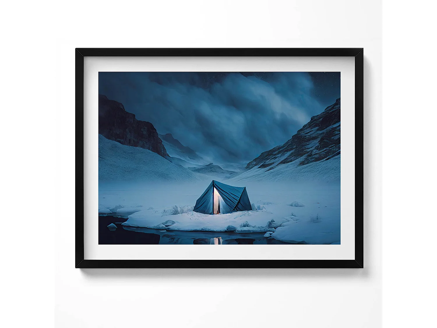 Cuadro decorativo con marco negro, Tienda de campaña en las montañas de Islandia 80 x 60 cm – Perfecto para el salón o el dormitorio