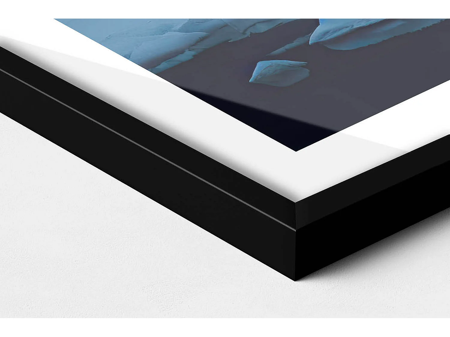 Cuadro decorativo con marco negro, Tienda de campaña en las montañas de Islandia 80 x 60 cm – Perfecto para el salón o el dormitorio