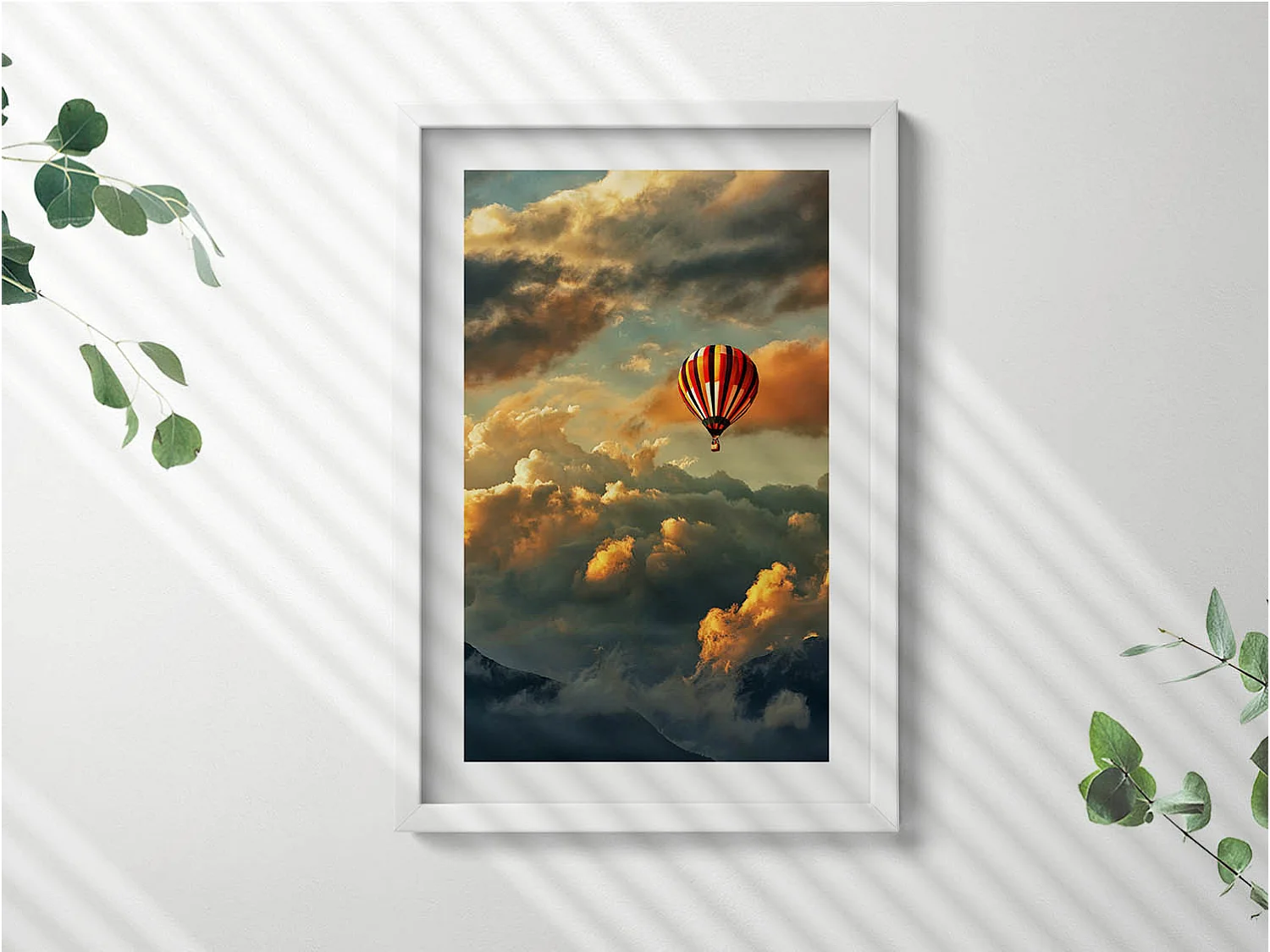 Tableau décoratif avec cadre blanc, Vol en montgolfière entre les nuages 40 x 60 cm– Parfait pour le salon ou la chambre