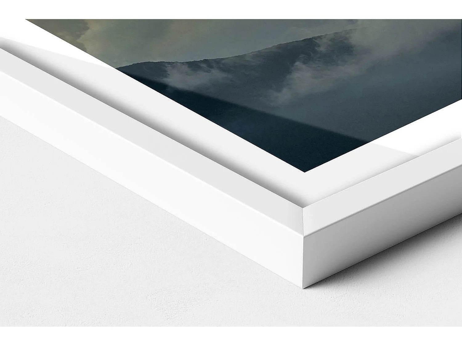 Tableau décoratif avec cadre blanc, Vol en montgolfière entre les nuages 40 x 60 cm– Parfait pour le salon ou la chambre