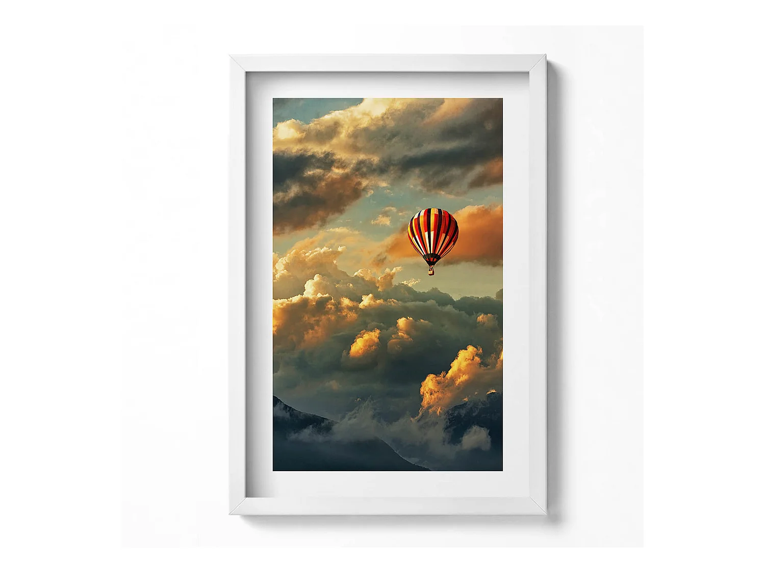 Tableau décoratif avec cadre blanc, Vol en montgolfière entre les nuages 40 x 60 cm– Parfait pour le salon ou la chambre