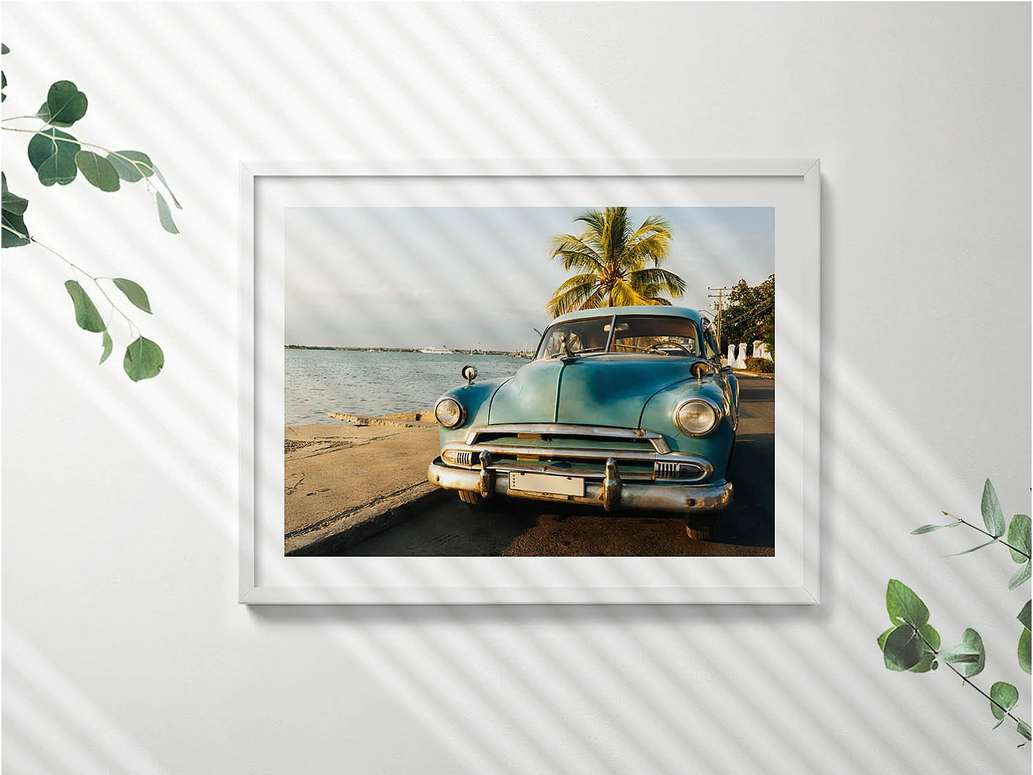 Dekoratives Gemälde mit weißem Rahmen, fließende goldene Formen auf beigem Hintergrund, 80 x 60 cm – perfekt für das Wohn- oder Schlafzimmer