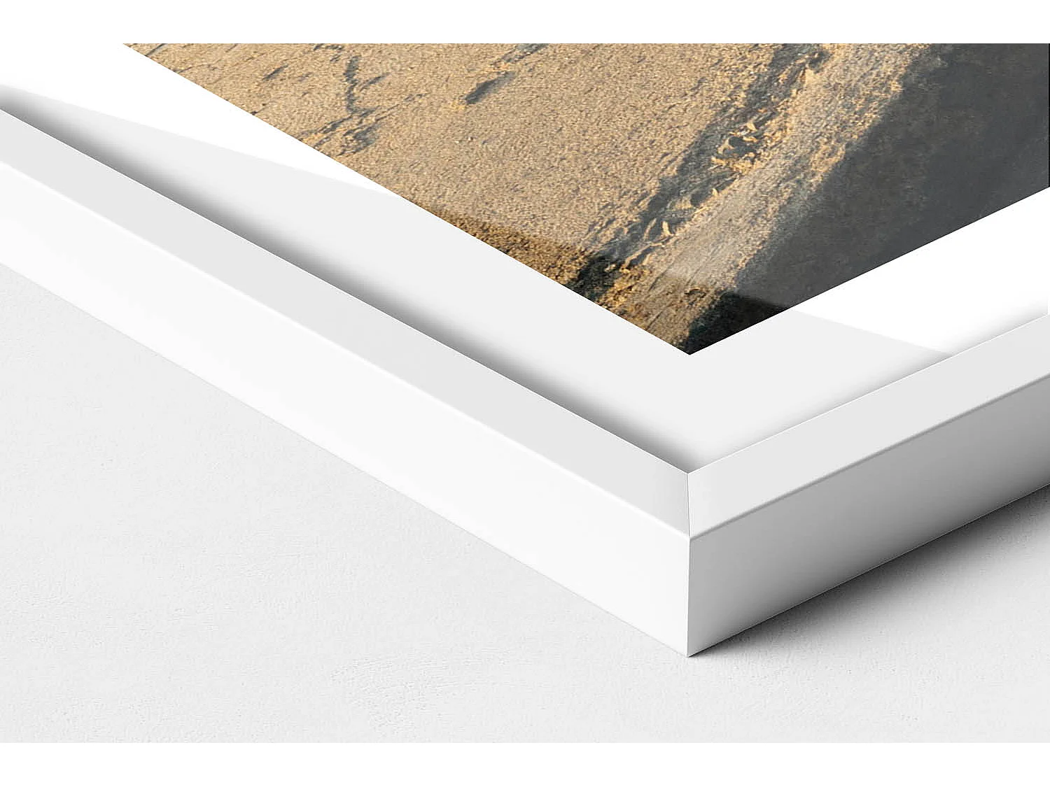 Tableau décoratif avec cadre blanc, Formes dorées fluides sur fond beige 80 x 60 cm– Parfait pour le salon ou la chambre