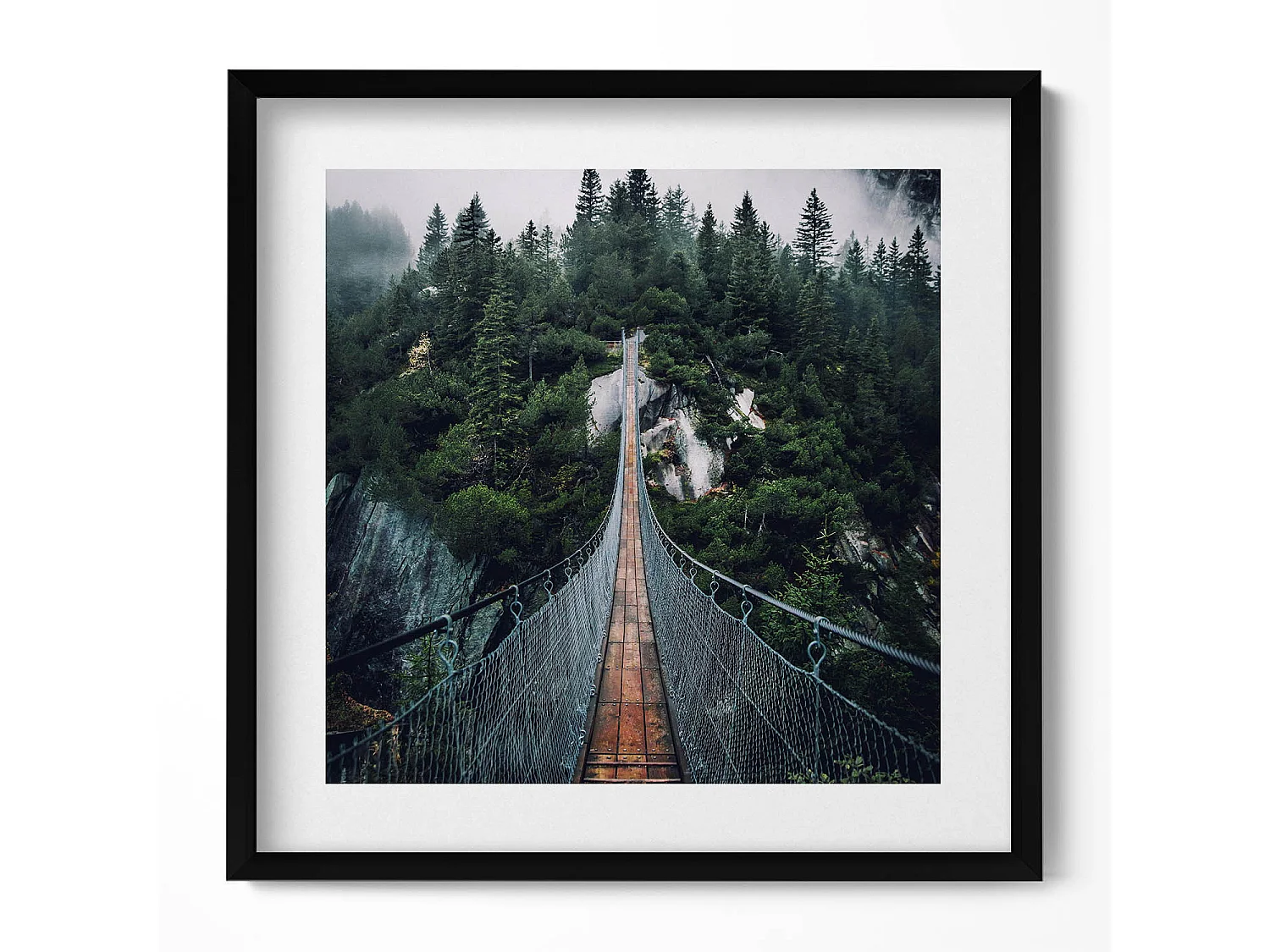Dekoratives Gemälde mit schwarzem Rahmen, Hängebrücke über den Wald 50 x 50 cm – Perfekt für das Wohn- oder Schlafzimmer