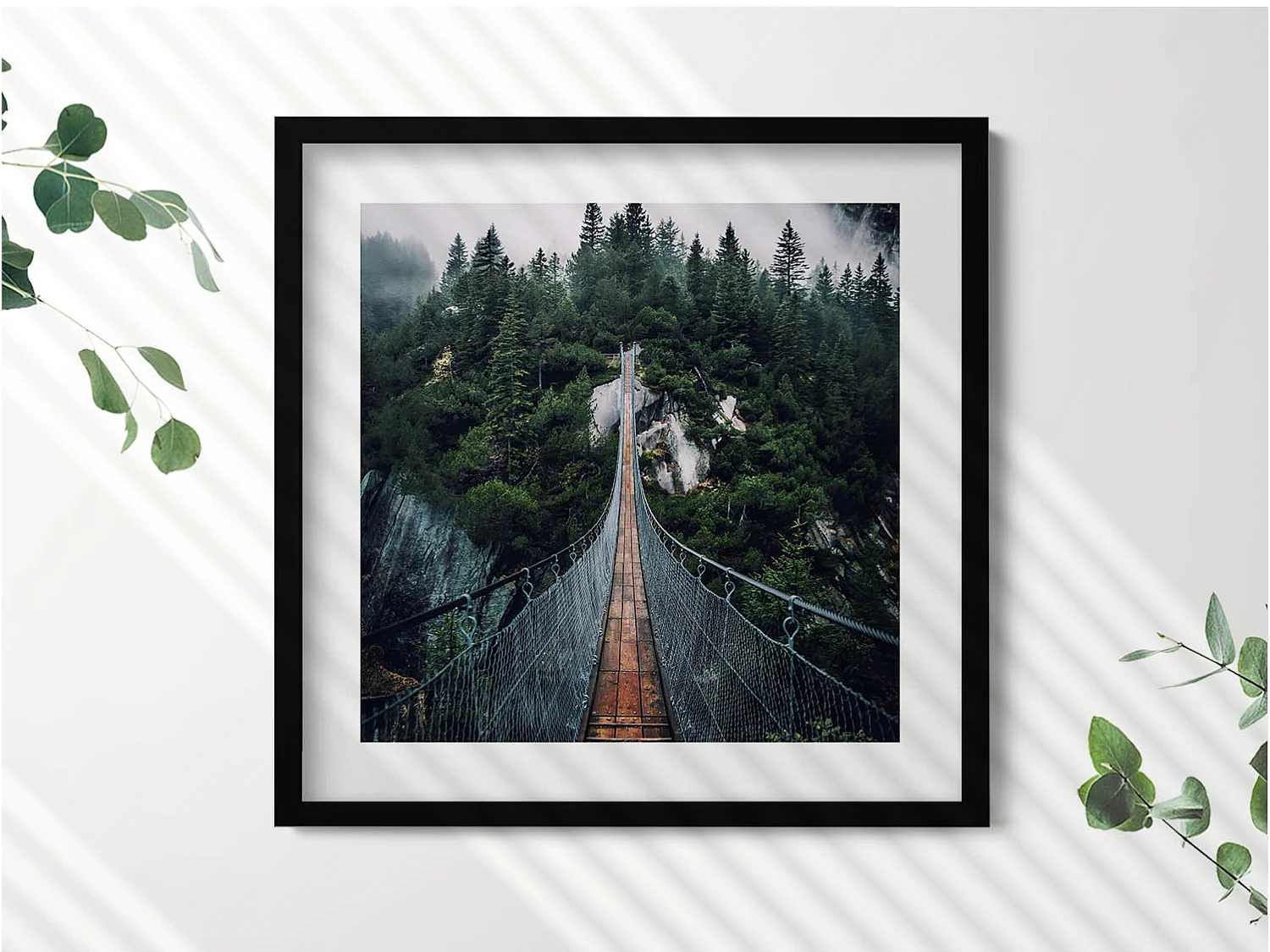 Dekoratives Gemälde mit schwarzem Rahmen, Hängebrücke über den Wald 50 x 50 cm – Perfekt für das Wohn- oder Schlafzimmer