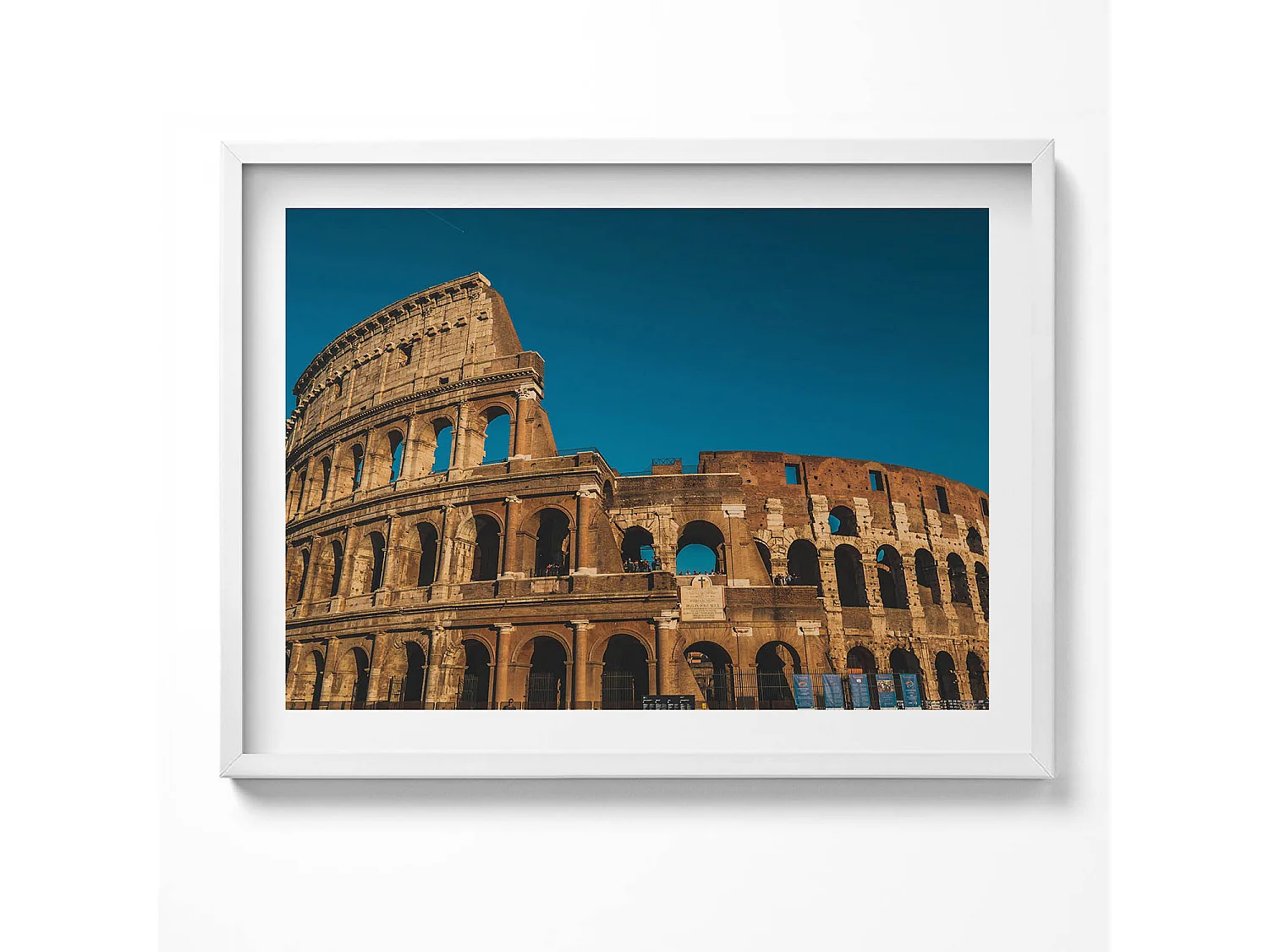 Dekoratives Gemälde mit weißem Rahmen, Kolosseum in Italien 80 x 60 cm – Perfekt für das Wohn- oder Schlafzimmer