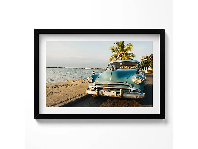 Dekoratives Gemälde mit schwarzem Rahmen, Blaues Auto am Meer 60 x 40 cm – Perfekt für das Wohn- oder Schlafzimmer
