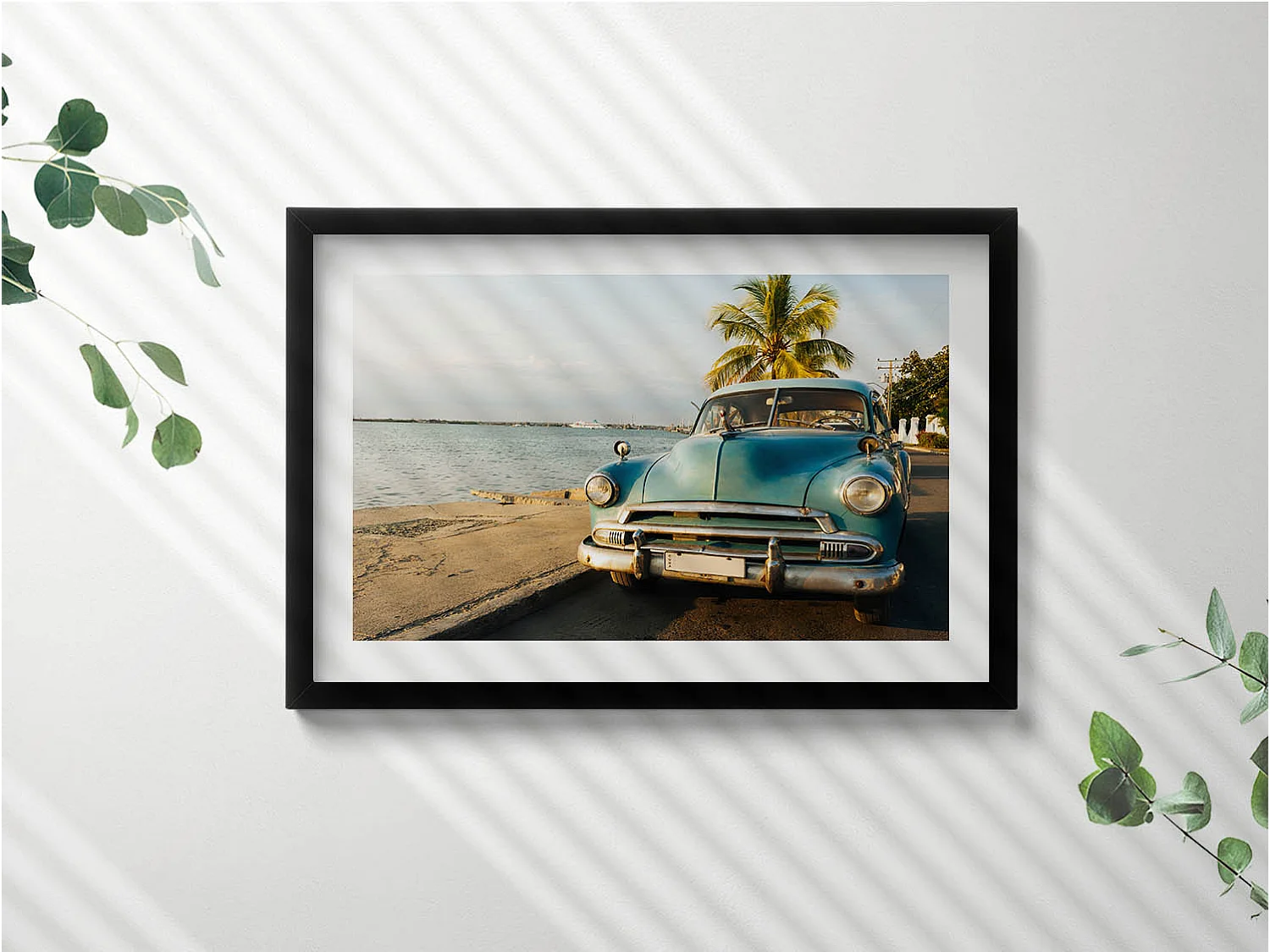 Dekoratives Gemälde mit schwarzem Rahmen, Blaues Auto am Meer 60 x 40 cm – Perfekt für das Wohn- oder Schlafzimmer