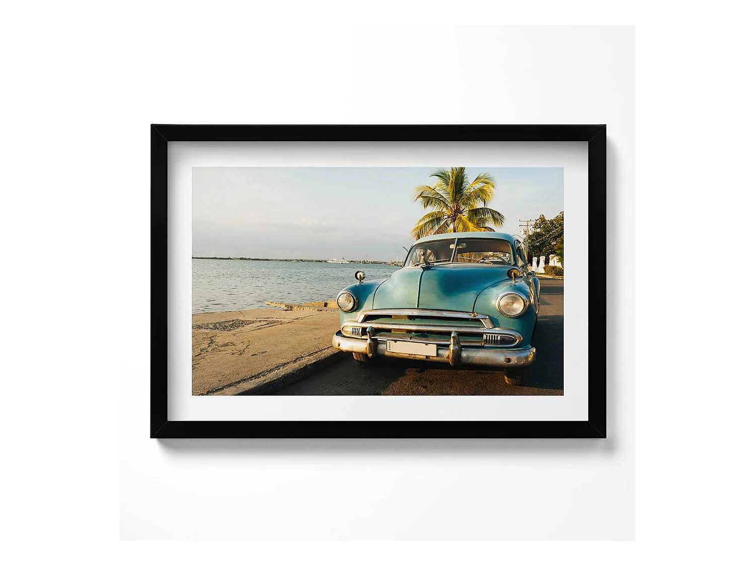 Quadro decorativo con cornice nera, Auto blu in riva al mare 60 x 40 cm – Perfetto per il soggiorno o la camera da letto
