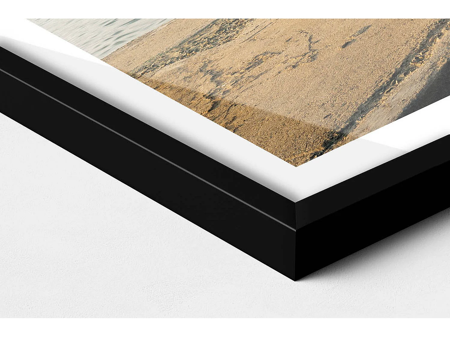 Dekoratives Gemälde mit schwarzem Rahmen, Blaues Auto am Meer 60 x 40 cm – Perfekt für das Wohn- oder Schlafzimmer