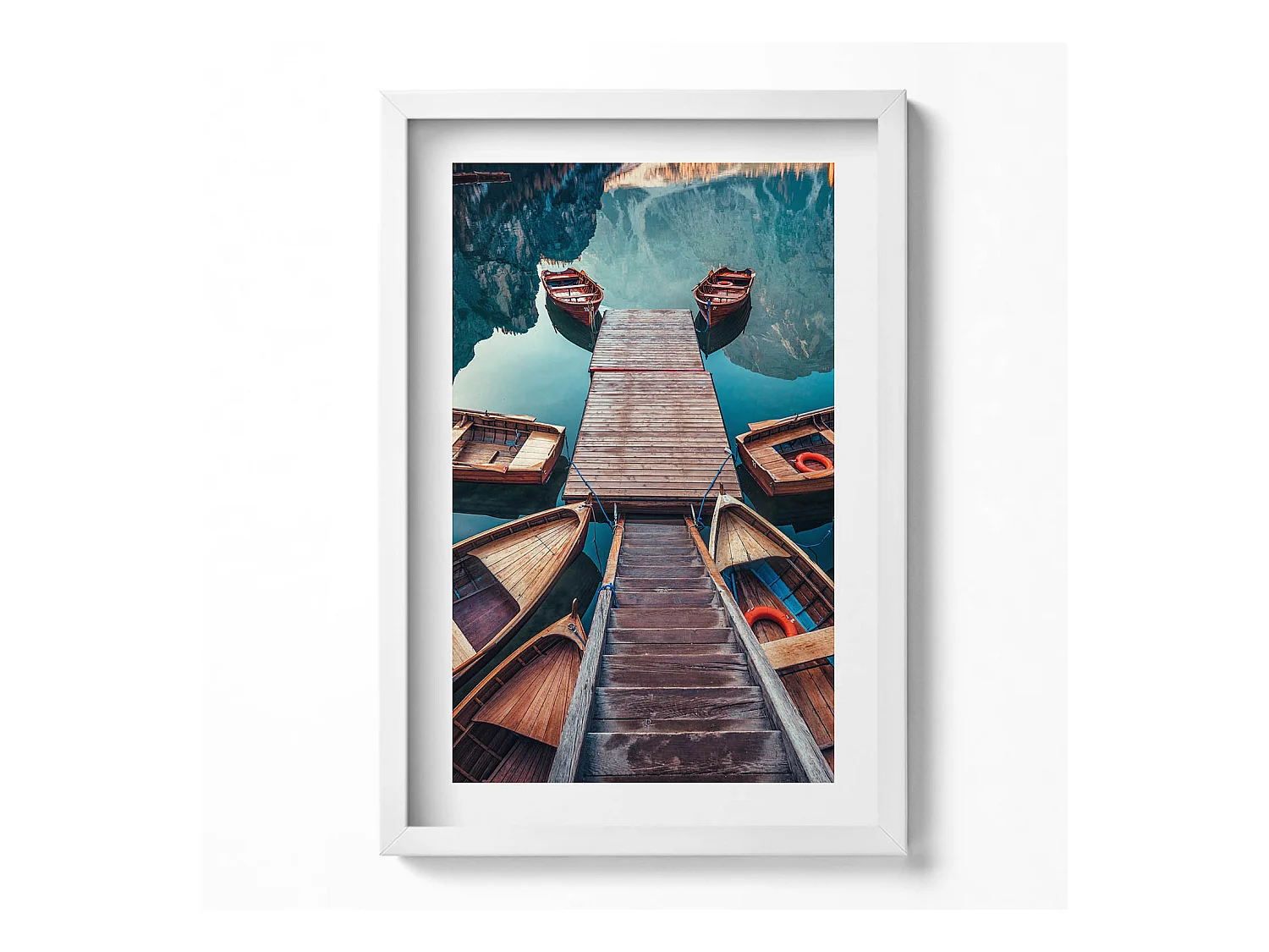 Tableau décoratif avec cadre blanc, La jetée et le lac Pragser Wildsee 40 x 60 cm– Parfait pour le salon ou la chambre