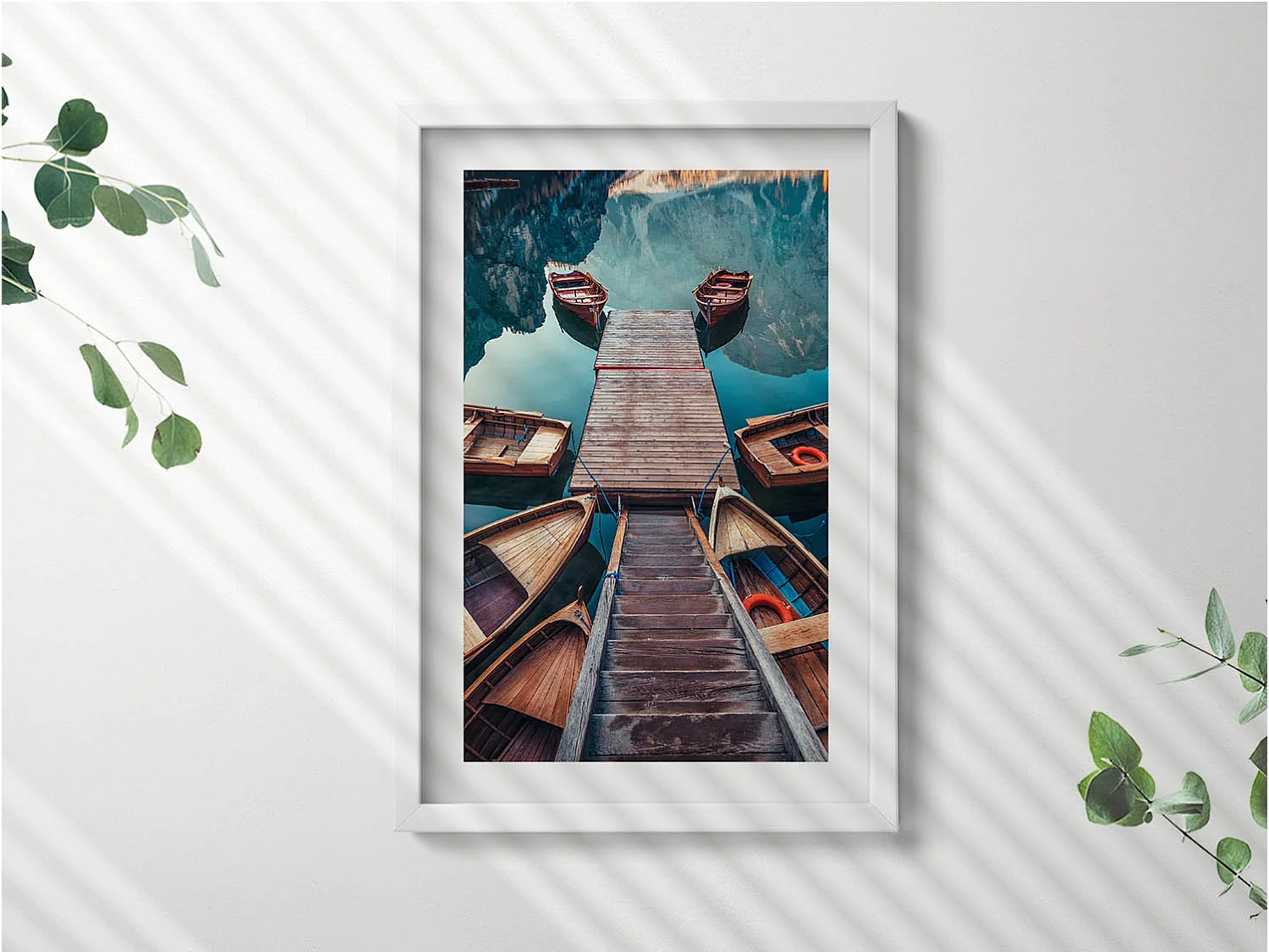 Decoratief schilderij met witte lijst, De pier en de Pragser Wildsee 40 x 60 cm – Perfect voor de woon- of slaapkamer