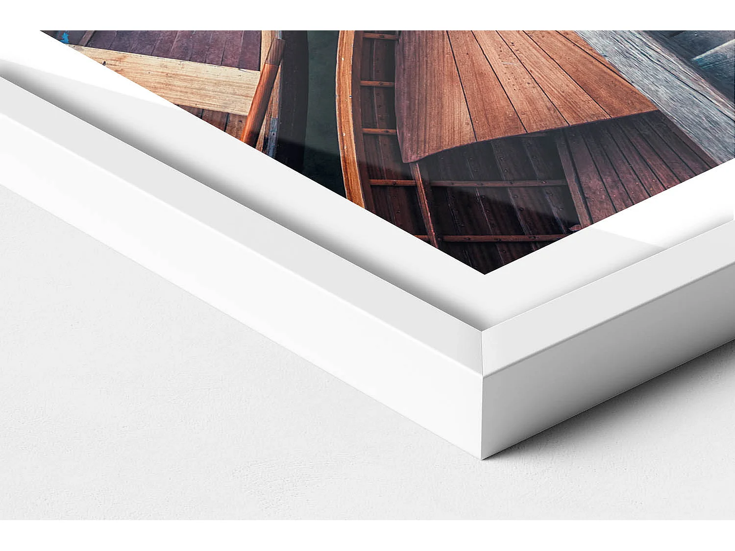 Decoratief schilderij met witte lijst, De pier en de Pragser Wildsee 40 x 60 cm – Perfect voor de woon- of slaapkamer