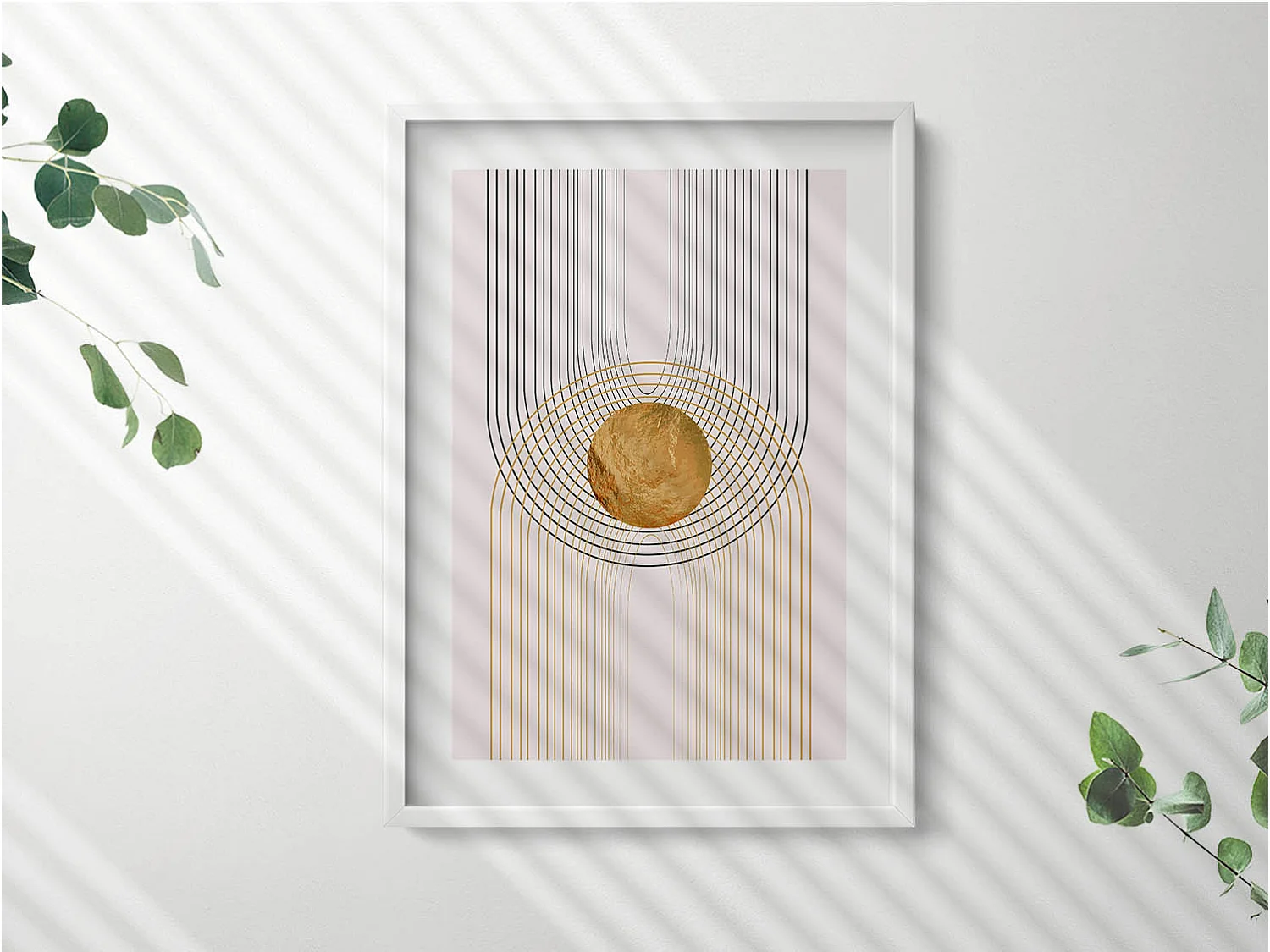 Tableau décoratif avec cadre blanc, Formes dorées fluides sur fond beige 50 x 70 cm– Parfait pour le salon ou la chambre