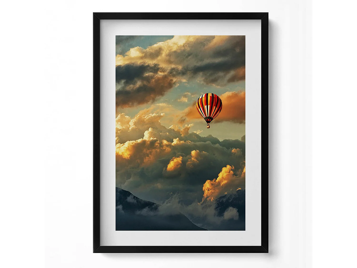 Tableau décoratif avec cadre noir, Vol en montgolfière entre les nuages 50 x 70 cm– Parfait pour le salon ou la chambre