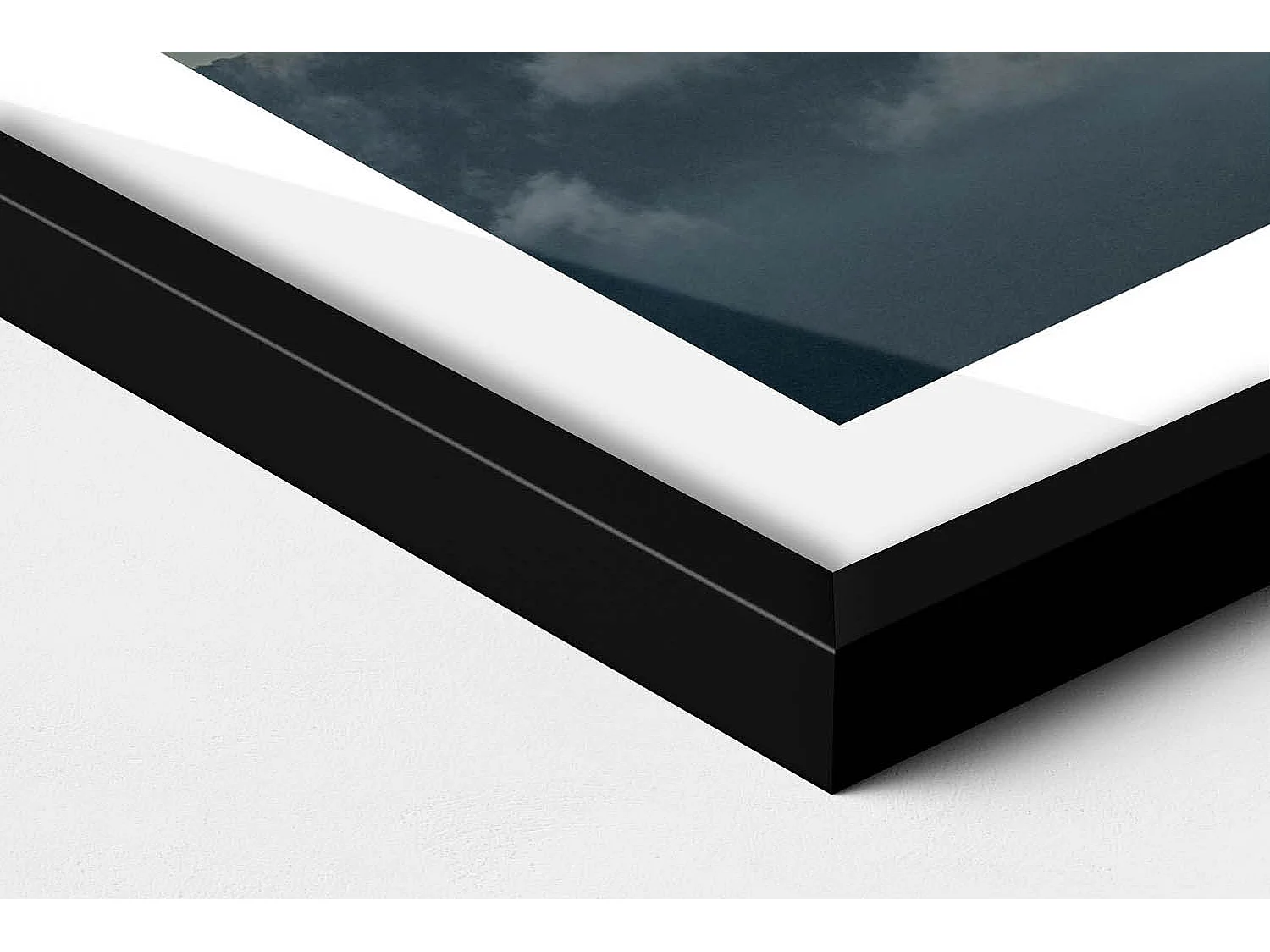 Tableau décoratif avec cadre noir, Vol en montgolfière entre les nuages 50 x 70 cm– Parfait pour le salon ou la chambre