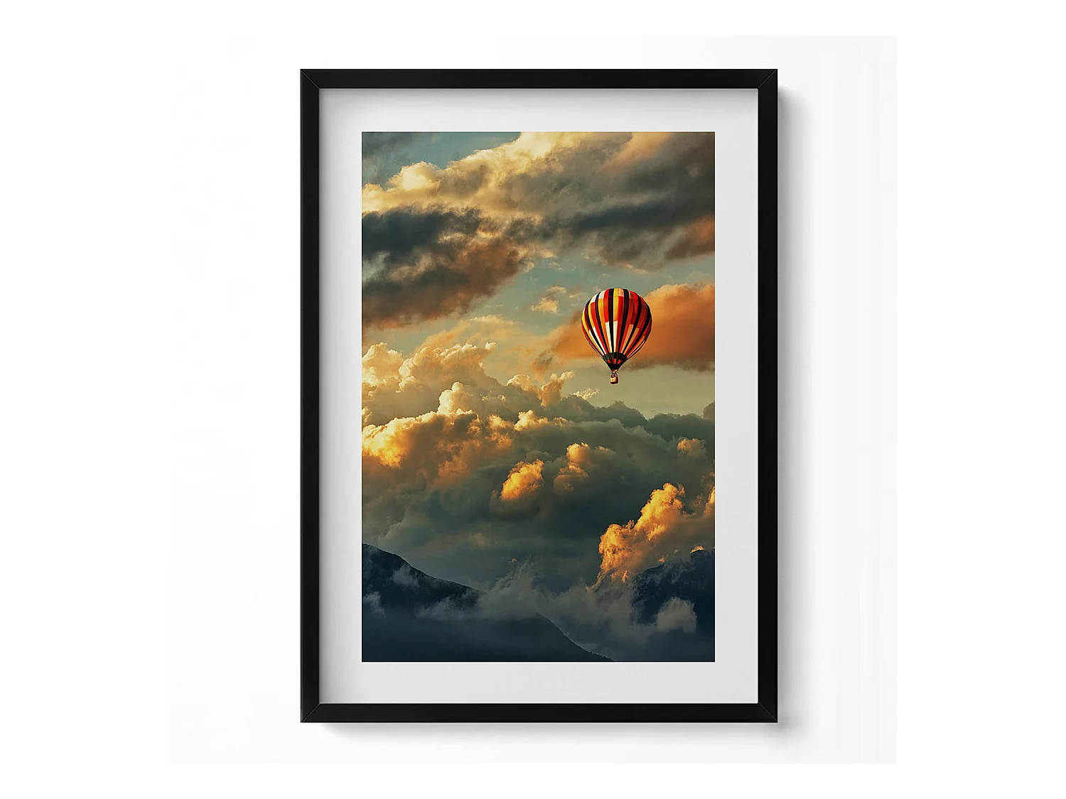Tableau décoratif avec cadre noir, Vol en montgolfière entre les nuages 50 x 70 cm– Parfait pour le salon ou la chambre