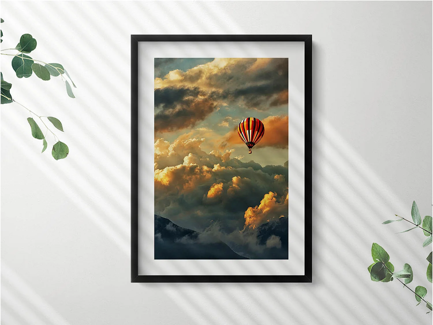 Tableau décoratif avec cadre noir, Vol en montgolfière entre les nuages 50 x 70 cm– Parfait pour le salon ou la chambre