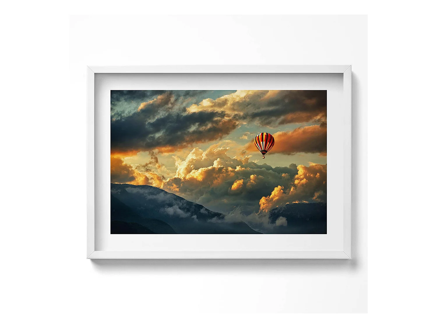 Tableau décoratif avec cadre blanc, Vol en montgolfière entre les nuages 70 x 50 cm– Parfait pour le salon ou la chambre