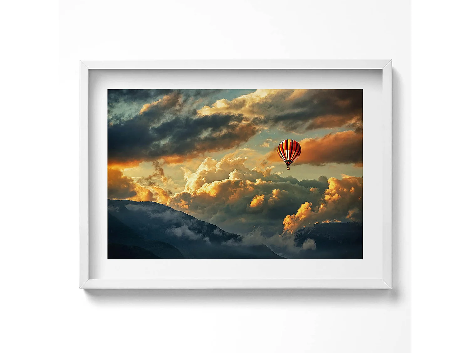 Tableau décoratif avec cadre blanc, Vol en montgolfière entre les nuages 70 x 50 cm– Parfait pour le salon ou la chambre