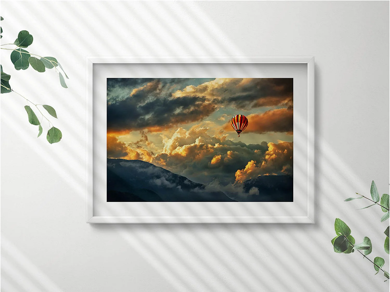 Tableau décoratif avec cadre blanc, Vol en montgolfière entre les nuages 70 x 50 cm– Parfait pour le salon ou la chambre