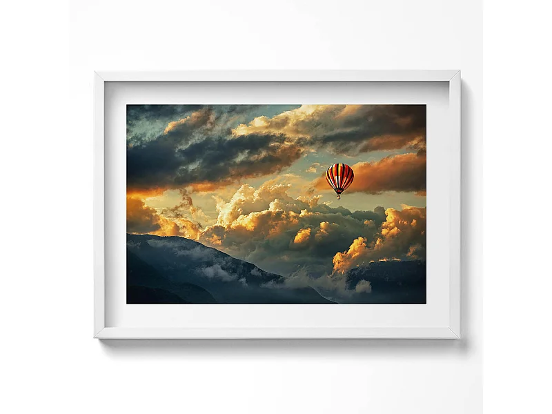 Dekoratives Gemälde mit weißem Rahmen, Heißluftballonflug zwischen den Wolken 70 x 50 cm – Perfekt für das Wohn- oder Schlafzimmer