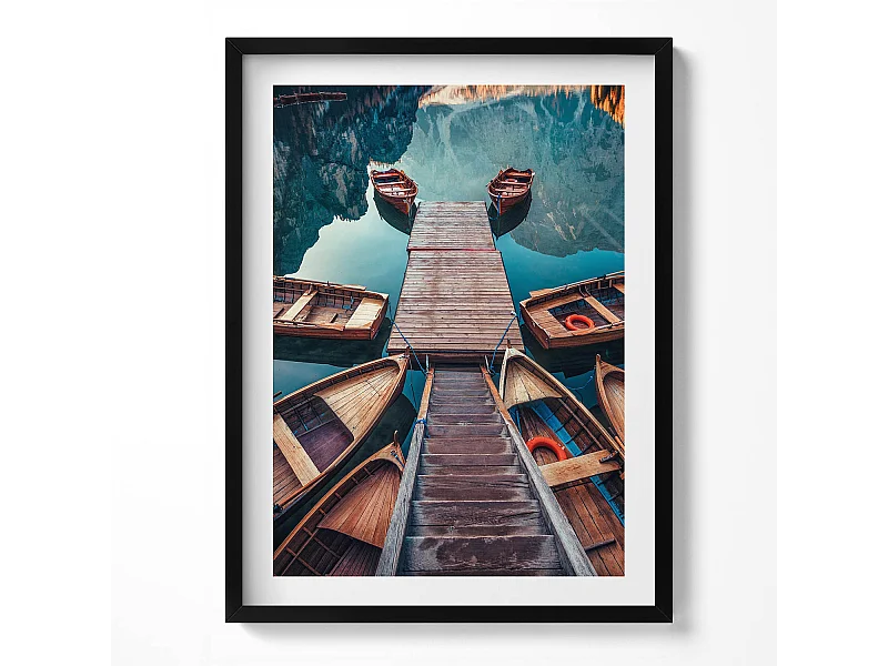 Dekoratives Gemälde mit schwarzem Rahmen, Die Seebrücke und der Pragser Wildsee 60 x 80 cm – Perfekt für das Wohn- oder Schlafzimmer