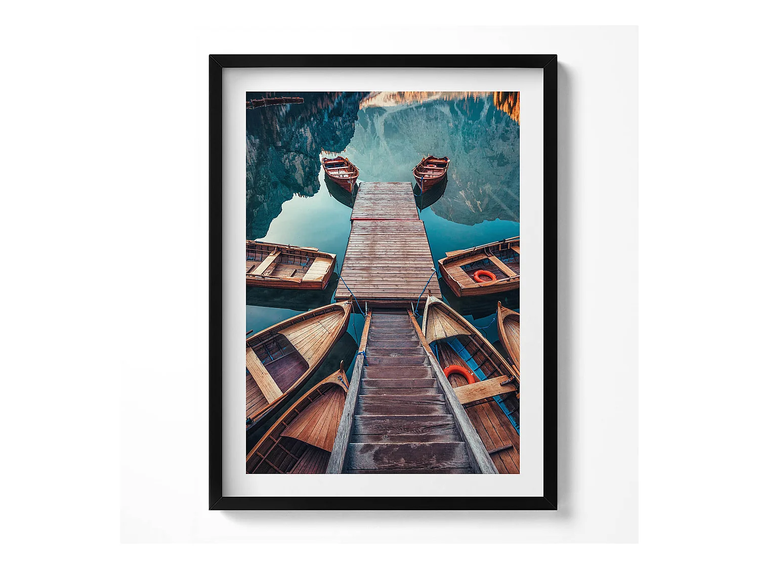 Tableau décoratif avec cadre noir, La jetée et le lac Pragser Wildsee 60 x 80 cm– Parfait pour le salon ou la chambre