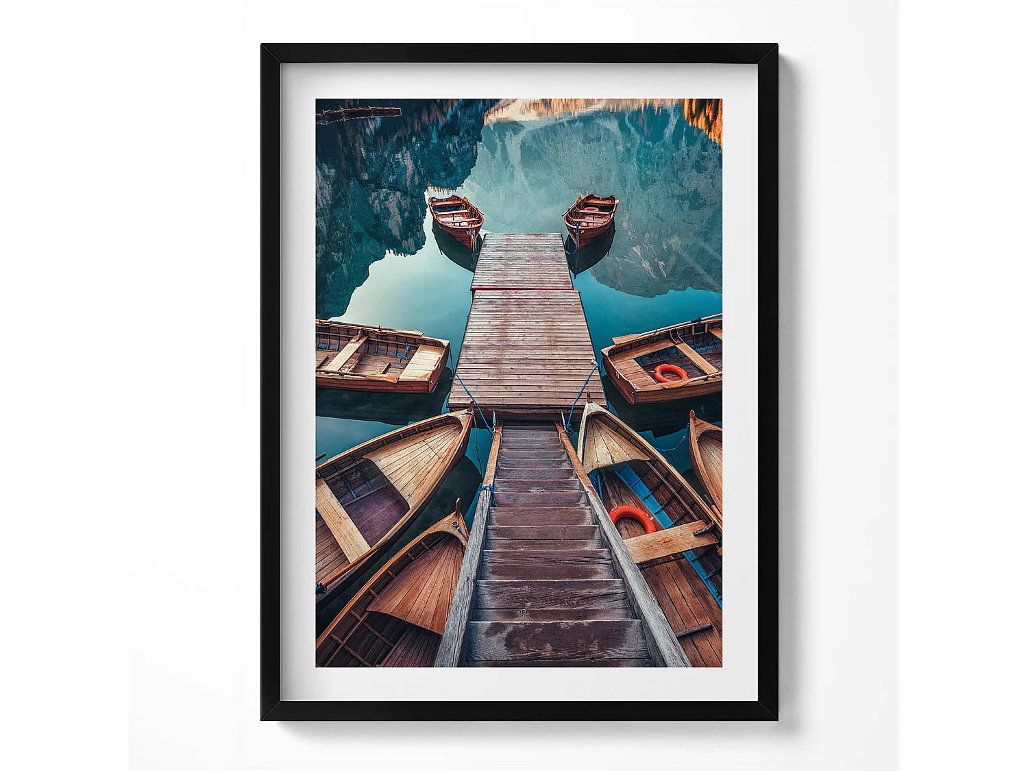 Dekoratives Gemälde mit schwarzem Rahmen, Die Seebrücke und der Pragser Wildsee 60 x 80 cm – Perfekt für das Wohn- oder Schlafzimmer